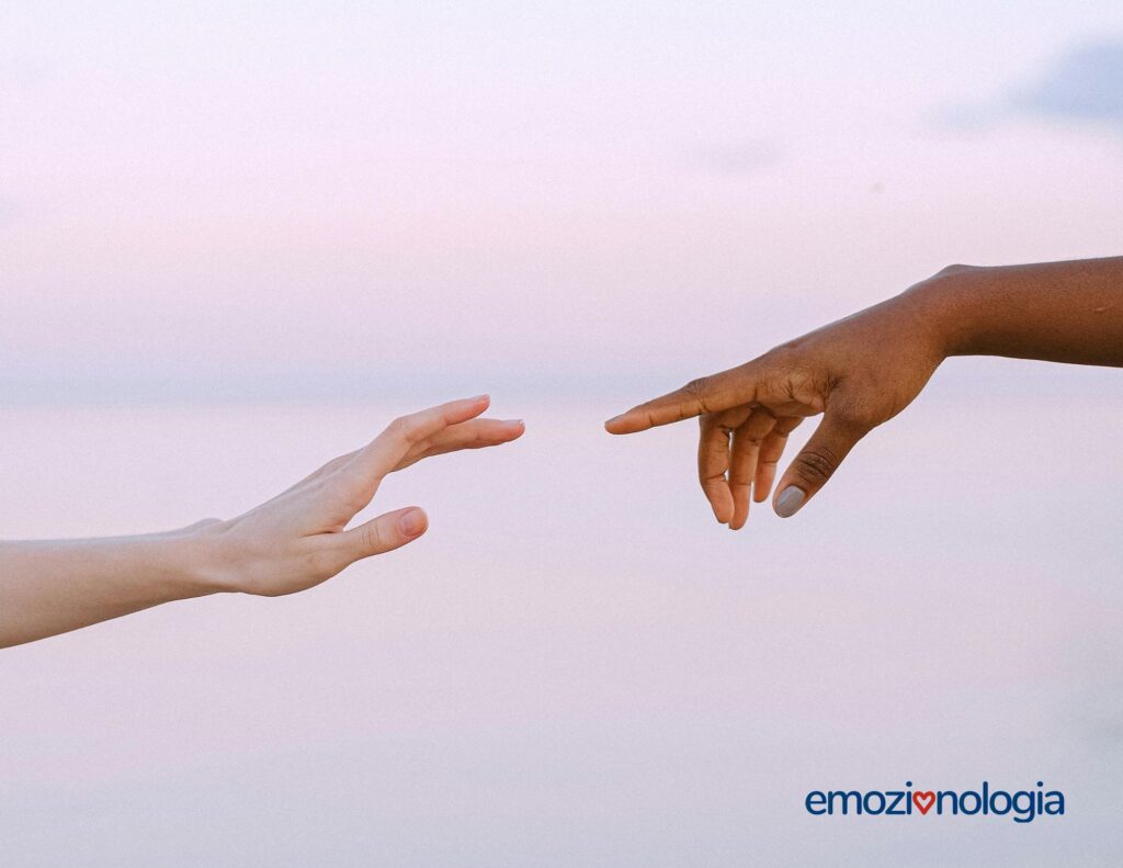 il tocco delle mani è strumento di comunicazione